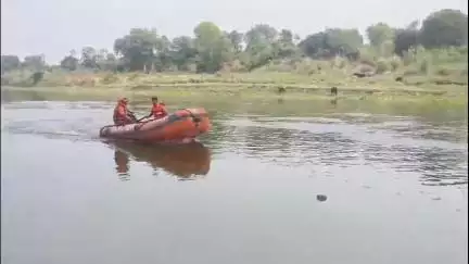 रुदौली: गोमती नदी के कामाख्या धाम घाट पर डूबे किशोर का शव शनिवार सुबह SDRF की टीम ने रेस्क्यू कर बरामद किया