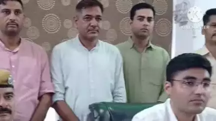 दौसा: पुलिस अधीक्षक दौसा ने इनामी अपराधी की गिरफ्तारी को लेकर पुलिस अधीक्षक कार्यालय में की प्रेस वार्ता, किया बड़ा खुलासा