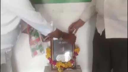 ગઢડા: શહેર કોંગ્રેસ કાર્યાલય ખાતે અમદાવાદમાં વિમાન દુર્ઘટનામાં મૃત્યુ પામેલા લોકોને શ્રદ્ધાંજલિ પાઠવવામાં આવી