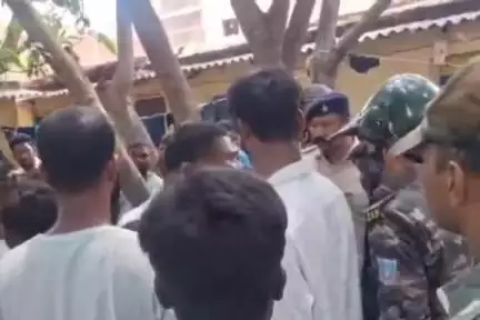 कांके: सुखदेव नगर: नवीन सरना कॉलेज हॉस्टल खाली कराने पहुंची पुलिस, छात्रों ने किया विरोध