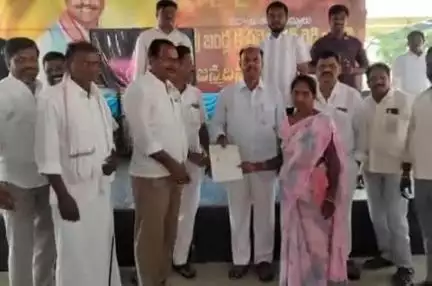 గద్వాల్: గట్టు మండలంలోని వివిధ గ్రామాలకు సంబంధించిన లబ్ధిదారులకు సీఎం సహాయనిధి చెక్కుల పంపిణీ:ఎమ్మెల్యే బండ కృష్ణ మోహన్ రెడ్డి