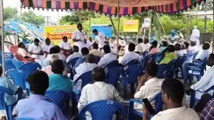 பழனி: ஆயக்குடி பகுதியில் விளைவிக்க கூடிய மாங்காய்களுக்கு உரிய விலை கிடைக்காததால் மாங்காய்களை சாலையில் கொட்டியும், உடைத்தும், தர்ணா போராட்டத்தில் ஈடுபட்டனர்