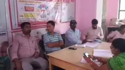 तमकुही राज: तमकुहीराज सीएचसी में हिट वेव के कारण बढ़े मरीजों को लेकर स्वास्थ्य कर्मियों की बैठक, दिए गए निर्देश
