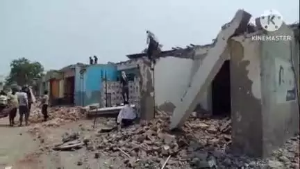 संभल: बहजोई कस्बा में योगी जी के बुलडोजर की दहशत से दुकानदारों ने अवैध रूप से बनाई गई दुकानों का तोड़ना शुरू किया