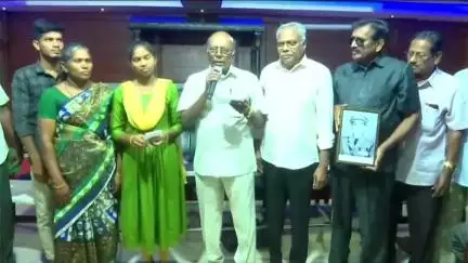 சேலம்: ஐஐடியில் படிக்க வாய்ப்பு கிடைத்த சேலம் மாணவிக்கு புதிய பேருந்து நிலையம் அருகே முன்னாள் காவல்துறை அதிகாரிகள் 82,000 நிதி உதவி வழங்கினர்