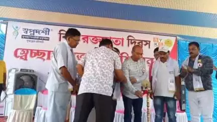 নিতুড়িয়া: বিশ্ব রক্ত দাতা দিবস উপলক্ষে ভামুরিয়া যুব কল্যাণ সমিতি ও রক্ত রেণুর উদোগে রক্তদান শিবিরে উপস্থিত BDO