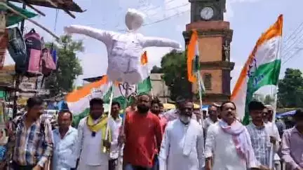 कोंडागांव: कांग्रेस कमेटी ने कोंडागांव में ED और भाजपा के खिलाफ प्रदर्शन किया, बस स्टैंड में पुतला दहन कर जताया विरोध