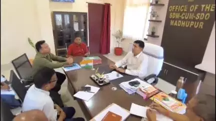 मधुपुर: मधुपुर अनुमंडल कार्यालय में एस.डी.ओ. ने अंचल अधिकारियों के साथ राजस्व संबंधी बैठक की, आवश्यक निर्देश दिए
