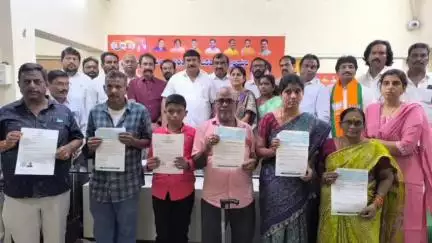 విశాఖపట్నం: BJP ఉత్తర నియోజకవర్గం కార్యాలయంలో MLA విష్ణుకుమార్ రాజు లబ్ధిదారులకు ముఖ్యమంత్రి సహాయనిధి అందజేశారు