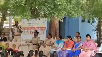 ಚಳ್ಳಕೆರೆ: ನಗರದ ಹೆಗ್ಗೆರೆ ತಾಯಮ್ಮ ಬಾಲಕಿಯರ ಸರ್ಕಾರಿ ಪ್ರೌಢಶಾಲೆಯಲ್ಲಿ ಬಾಲ್ಯ ವಿವಾಹ ನಿಷೇಧದ ಕುರಿತು ಅರಿವು ಕಾರ್ಯಕ್ರಮ