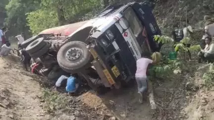दुधि: नौकोठिया मोड़ के पास डीजल टैंकर पलटा, ग्रामीणों में डीजल भरने के लिए मची होड़