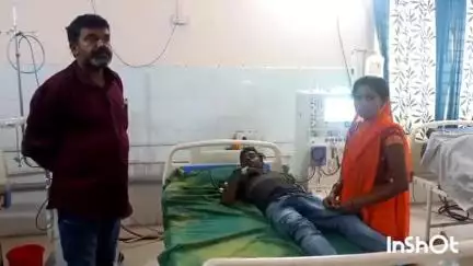 लातेहार: डेमूनिवासी मरीज का गरीबी के कारण इलाज नहीं करा पा रही पत्नी, उपायुक्त से लगाई मदद की गुहार