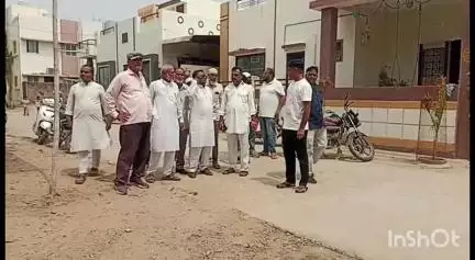મોડાસા: પ્લેન દુર્ઘટનામાં નિધન પામેલા યાત્રીઓના પરિવારોને ખાનજી પાર્ક ખાતેથી કોંગ્રેસ સમિતિએ સાંત્વના પઠાવી.