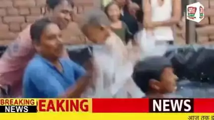 कन्नौज ब्रेकिंग - भीषण गर्मी के चलते स्थानीय लोगो ने  टैक्टर की ट्राली पर बनाया स्विमिंगपुल