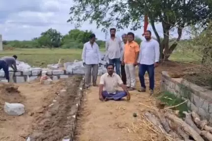 పుంగనూరు: లక్ష్మీపురం కాలనీ సమీపంలో స్వాతంత్ర్య సమరయోధుడి వ్యవసాయ పొలానికి వెళ్లే దారి ఆక్రమణ, నిరసన తెలిపిన కుటుంబ సభ్యులు