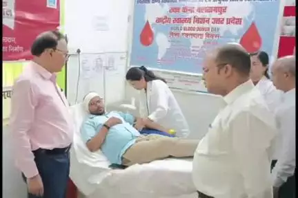 बलरामपुर: विश्व रक्तदाता दिवस पर डीएम और एसपी ने संयुक्त चिकित्सालय में रक्तदान शिविर का शुभारंभ किया और रक्तदानियों को सम्मानित किया