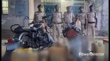 कटिहार: मुफ्फसिल थाना पुलिस ने मनिया से दो बाइक और 400 लीटर अवैध देशी शराब बरामद की, जाँच जारी