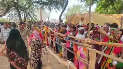 जलेसर: कस्बा जलेसर के शनि जात बड़ी दरगाह और छोटी शनि जात पर उमड़ी जायरीनों की भीड़, SDM ने पुलिस फोर्स के साथ किया निरीक्षण