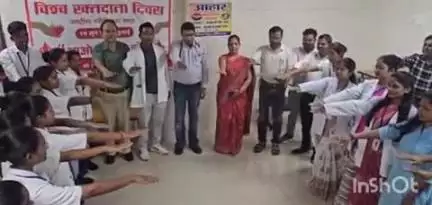 जगदलपुर: मेडिकल कॉलेज डिमरापाल में चिकित्सक व छात्र-छात्राओं ने रक्तदान कर लोगों को जागरूक करने की ली शपथ