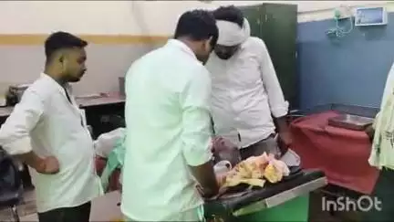 बांदा: तिंदवारी थाने के आगे दो बाइकों की टक्कर में एक बाइक पर सवार दो लोग हुए घायल