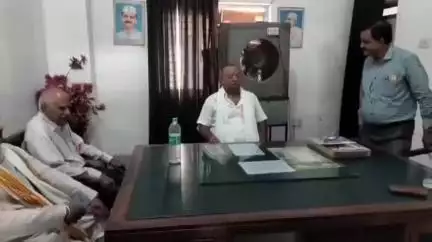 महोबा: महोबा डिपो में विधायक राकेश गोस्वामी ने महिला परिचालकों को नियुक्ति पत्र सौंपे और नई बस को दिखाई हरी झंडी