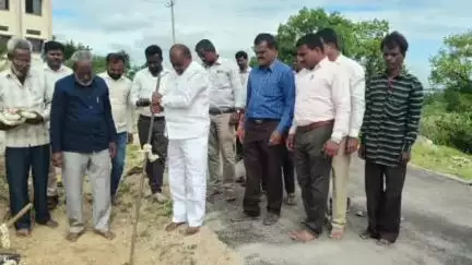 ಚಾಮರಾಜನಗರ: ನಗರದ ಮೊರಾರ್ಜಿ ದೇಸಾಯಿ ವಸತಿ ಶಾಲೆ ಕಟ್ಟಡ ಸುತ್ತುಗೋಡೆ ನಿರ್ಮಾಣ ಕಾಮಗಾರಿಗೆ ಶಾಸಕ ಪುಟ್ಟರಂಗಶೆಟ್ಟಿ ಭೂಮಿ ಪೂಜೆ