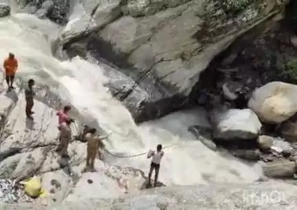 रुद्रप्रयाग: गौरीकुण्ड में नदी में फंसे नेपाली युवक के लिए देवदूत बनकर आए पुलिस जवान