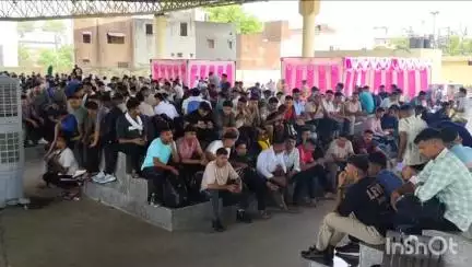 हापुड़: गढ़ रोड स्थित नवीन मंडी से यूपी पुलिस आरक्षी भर्ती में चयनित 773 अभ्यर्थियों को लखनऊ के लिए किया गया रवाना