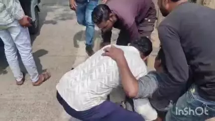 बैतूल नगर: जैन दादावाड़ी के समीप रॉन्ग साइड से आ रही पिकअप ने बाइक में मारी टक्कर, एक युवक गंभीर रूप से हुआ घायल