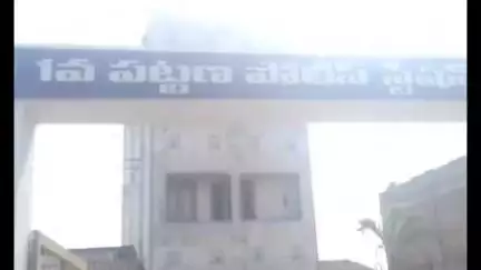 శ్రీకాకుళం: శ్రీకాకుళం పట్టణంలోని పీఎన్ కాలనీలో ఓ వృద్ధురాలి మెడలో బంగారం గొలుసును దుండగులు