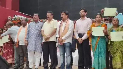 ବରଗଡ: ଯଦୁମଣି ପ୍ରଧାନ ଅଡିଟୋରିୟମ ଠାରେ ଅନୁଷ୍ଠିତ କାର୍ଯ୍ୟକ୍ରମରେ ଯୋଗଦେଲେ ମନ୍ତ୍ରୀ ସୁରେଶ ପୂଜାରୀ