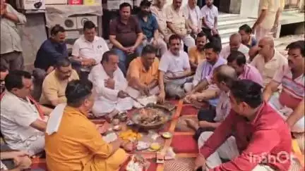 बागपत: अहमदाबाद हादसे में मृतकों की आत्मा की शांति के लिए किया गया हवन, दी गई श्रद्धांजलि