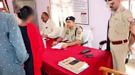 गोंडा: थाना समाधान दिवस पर SP विनीत जायसवाल ने कोतवाली नगर में फरियादियों की समस्याएं सुनकर नगर कोतवाल को दिए निर्देश