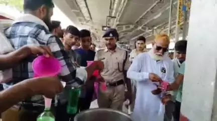 महोबा: महोबा रेलवे स्टेशन पर यात्रियों को आरपीएफ व नगर पालिका की टीम ने पिलाया शरबत और पानी