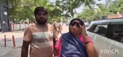 एटा: नगला समन में महिला को गोली मारने के मामले में कार्रवाई न होने पर पीड़ित पहुंचे वरिष्ठ पुलिस अधीक्षक कार्यालय