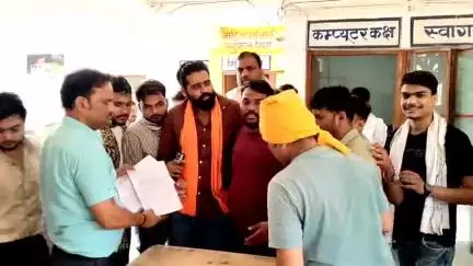 नरवर: हिन्दू समाज के लोगों ने नरवर थाना प्रभारी को जवानसिंह जाटव के खिलाफ ज्ञापन दिया