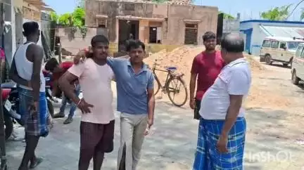 মানিকচক: ধরমপুর এলাকায় যাত্রী বোঝায় টোটোর সাথে ট্রাকের মুখোমুখি সংঘর্ষের ঘটনায় গুরুতর আহত দুইজন