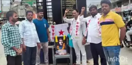 నాగర్ కర్నూల్: నాగర్ కర్నూల్ అంబేద్కర్ చౌరస్తాలో డివైఎఫ్ఐ ఆధ్వర్యంలో చేగువేరా 97వ జయంతి