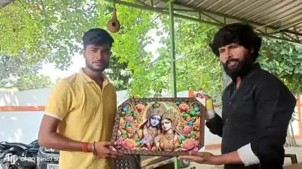जौनपुर: नौपेड़वा में सर्प मित्र मुरली यादव उर्फ 'हौसला' अस्पताल से घर पहुंचने पर देखने वालों की लगी भीड़