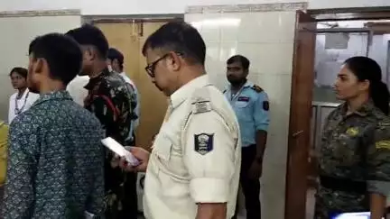 समस्तीपुर: सारी चौक से बेहोश मिले एक व्यक्ति को डायल 112 टीम ने इलाज के लिए सदर अस्पताल में भर्ती कराया