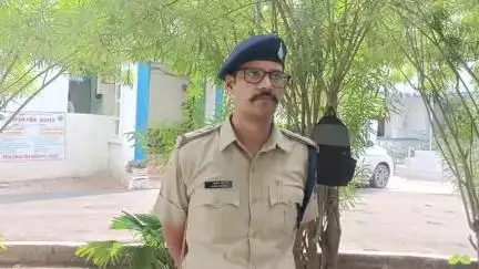 छतरपुर नगर: सिविल लाइन पुलिस ने नरसिंहगढ़ पुरवा मंदिर से दान पेटी चोरी के आरोपी को किया गिरफ्तार, सामान बरामद