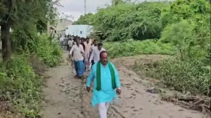 ನವಲಗುಂದ: ನವಲಗುಂದ ತಾಲೂಕಿನ ನೆರೆ ಪ್ರದೇಶ ಹಾನಿ ವೀಕ್ಷಣೆ ಮಾಡಿದ ಸಚಿವ ಸಂತೋಷ್ ಲಾಡ್
