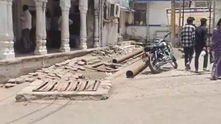 होशंगाबाद नगर: जिला अस्पताल के सामने सीवरेज नाली में सुधार नहीं, अस्पताल प्रबंधन ने टेंडर जारी करने की बात कही