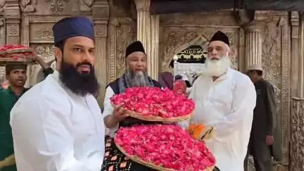 अजमेर: मुम्बई से अजमेर पहुंचे मशहूर पीर ए तरीक़त अब्दुल मन्नान शैख़ साहब, हज़रत ख्वाजा गरीब नवाज रहमतुल्लाह अलैहि के दरबार में पेश