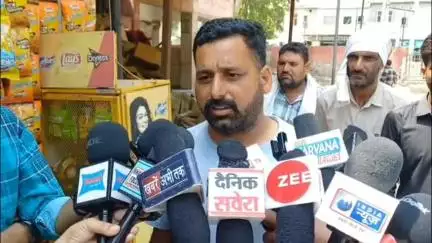 सिरसा: व्यक्ति की हत्या के मामले में परिजन सिरसा के नागरिक अस्पताल में मीडिया से रूबरू, पुलिस से सख्त कार्रवाई की मांग