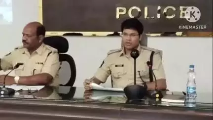 ఏలూరు పోలీస్ ప్రధాన కార్యాలయంనుండి జిల్లా పోలీసు అధికారులు,కోర్టు కానిస్టేబుల్ లతో సమీక్షించిన  ఎస్పీ ప్రతాప్ శివ కిషోర్