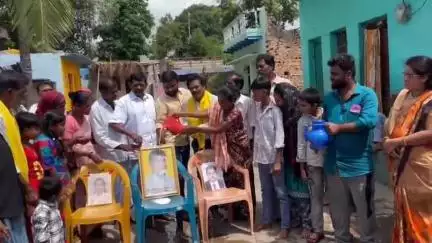 నల్లమాడలో సీఎం చంద్రబాబు, ఎమ్మెల్యే పల్లె సింధూర చిత్రపటాలకు పాలాభిషేకం చేసిన విద్యార్థుల తల్లిదండ్రులు, టీడీపీ నాయకులు