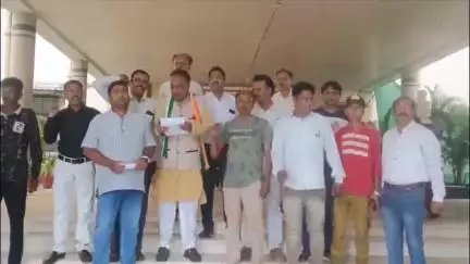 इंदौर: कांग्रेसियों ने एमवायएच अस्पताल में किया प्रदर्शन, मरीजों से पूछी समस्या, अस्पताल अधीक्षक का किया घेराव