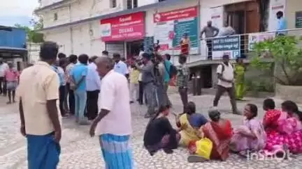 மதுரை தெற்கு: பணம் கொடுத்தால்தான் உடலை கொடுக்க முடியும் என கூறிய தனியார் மருத்துவமனை நிர்வாகம் - நூதன போராட்டத்தில் ஈடுபட்ட உறவினர்கள்