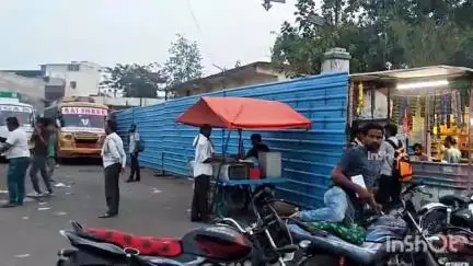 होशंगाबाद नगर: बस स्टैंड पर सौंदर्यीकरण कार्य शुरू नहीं, 3 माह से प्रतीक्षालय के सामने लगे टीन पर नगरपालिका का ध्यान नहीं